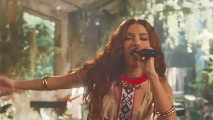 Anitta comemora fim da escala 6x1 em vídeo com faixa de EQUILIBRIVM e gera polêmica nas redes
