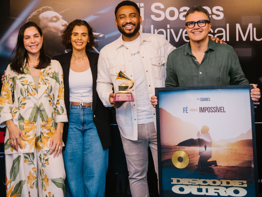 Késia Soares, esposa de Eli; Renata Cenízio gerente de A&R da UMCG; Eli Soares; e Paulo Lima, presidente da Universal Music Brasil (Crédito: Mavi Tinoco)
