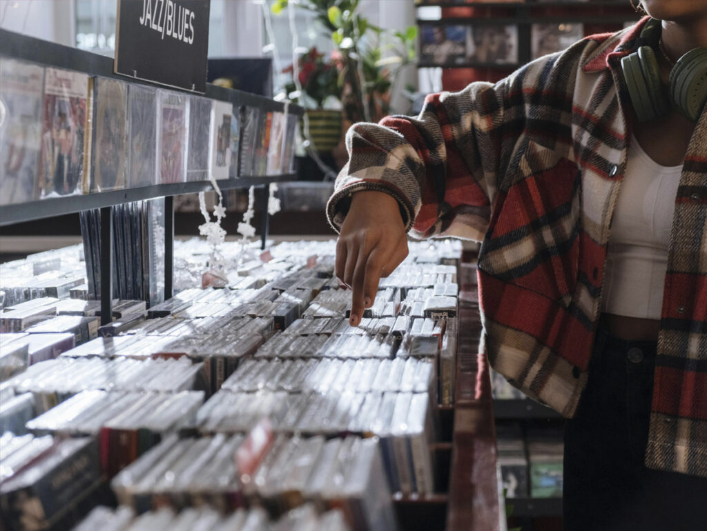 Geração Z impulsiona CDs: formato físico ganha fôlego com K-pop, fãs jovens e artistas independentes