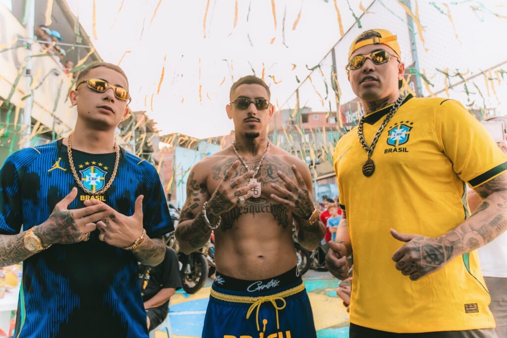 MC PH, Mc Hariel e MC Marks apostam em faixa no clima de Copa
