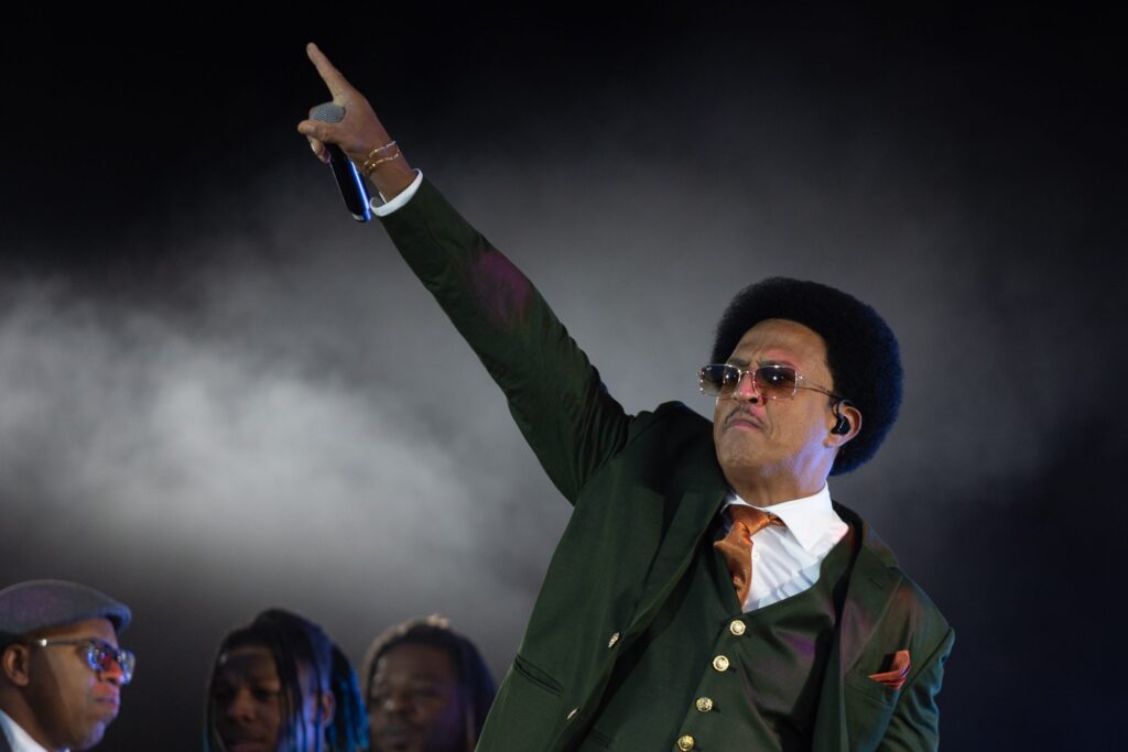 Mano Brown anuncia novo álbum do Racionais durante show no C6 Fest