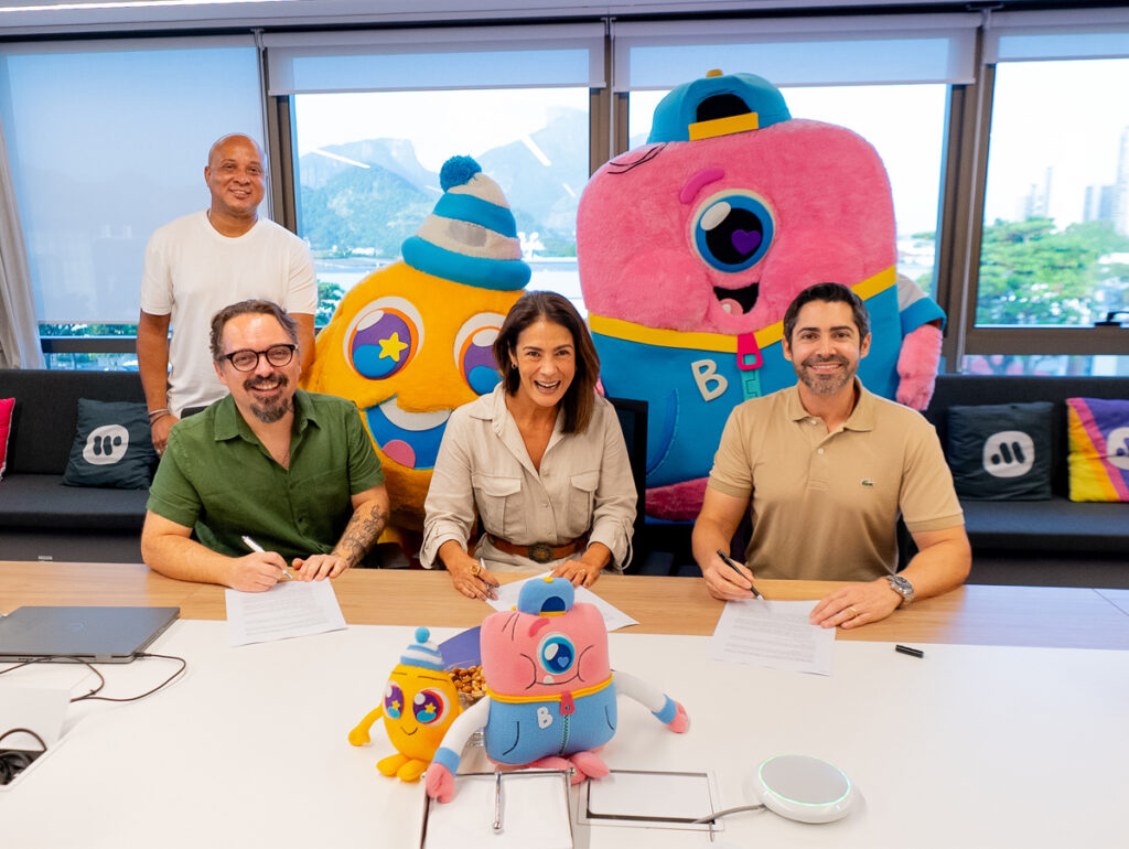 A presidente da Warner Music Brasil, Leila Oliveira e o executivo da companhia Peixe Mattos, com os criadores Chaps e Felipe Almeida (Crédito: Divulgação)