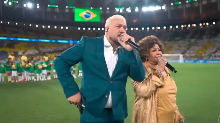 Alcione diz que atraso no retorno de áudio causou confusão com Belo durante hino no Maracanã