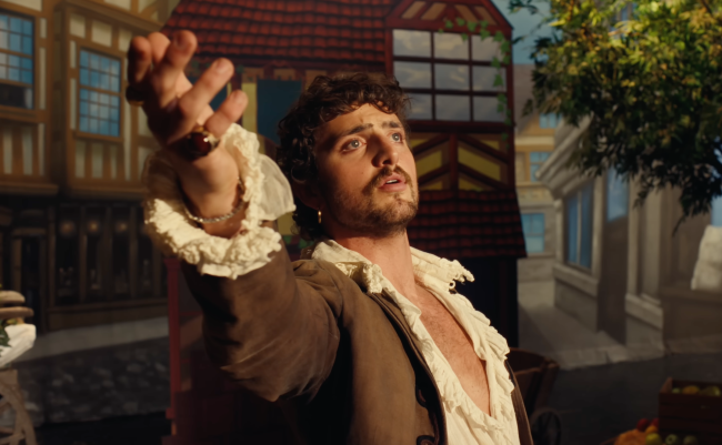 Benson Boone é puro drama no clipe de “The Time of My Life”