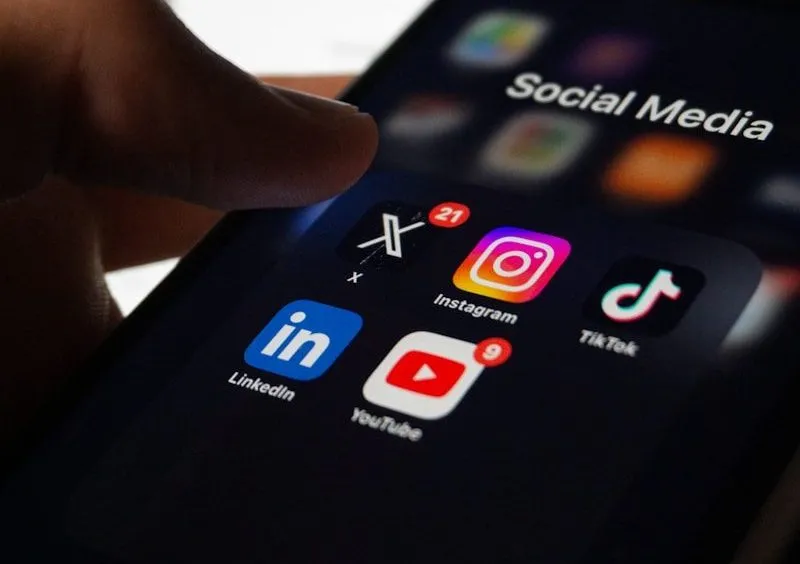 Guia Sandbox destaca orientações para marketeiros musicais diante das proibições de redes sociais para jovens