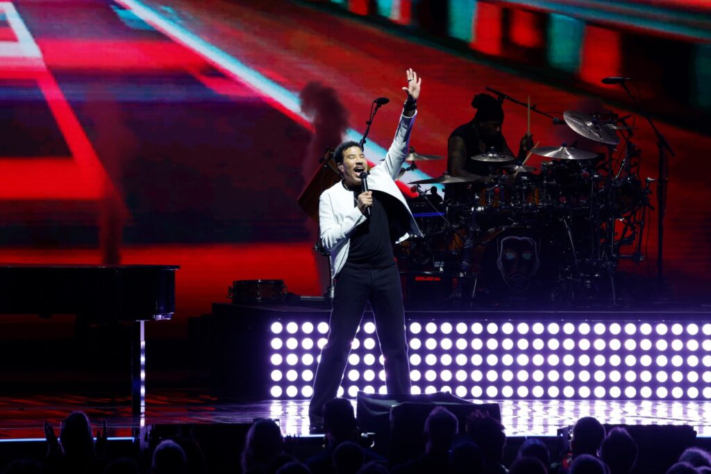 Lionel Richie é levado ao hospital após passar mal durante show em Minnesota, diz TMZ