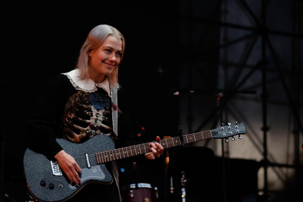Phoebe em show no Primavera Sound São Paulo 2022. (Foto: Adriana Spaccasassi/Papelpop)