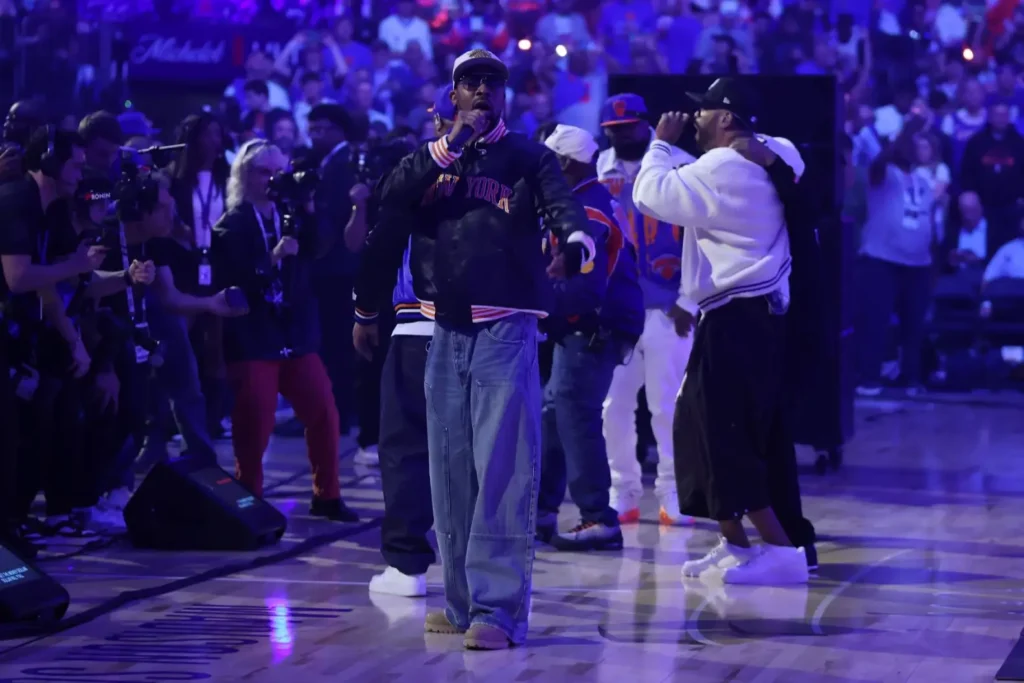 Wu-Tang Clan agita público no Madison Square Garden durante intervalo de partida decisiva das finais da NBA
