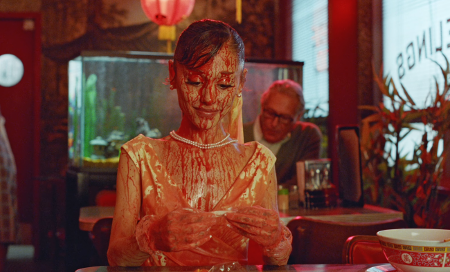 Ariana Grande só quer ser ela mesma e acaba com os críticos no clipe de “petal”