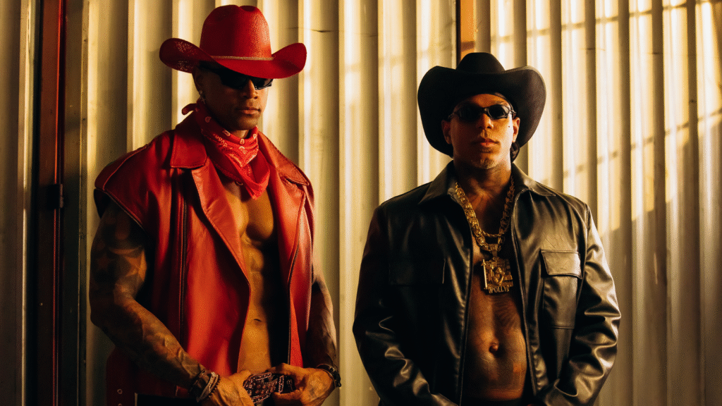 Oh Polêmico e Léo Santana viram cowboys saborosos no clipe de “Laço na Fivela”