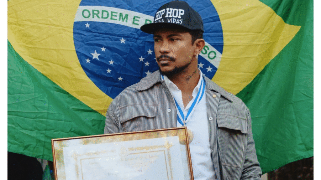 Xamã recebe Medalha Tiradentes e é anunciado como professor da Universidade do Hip Hop