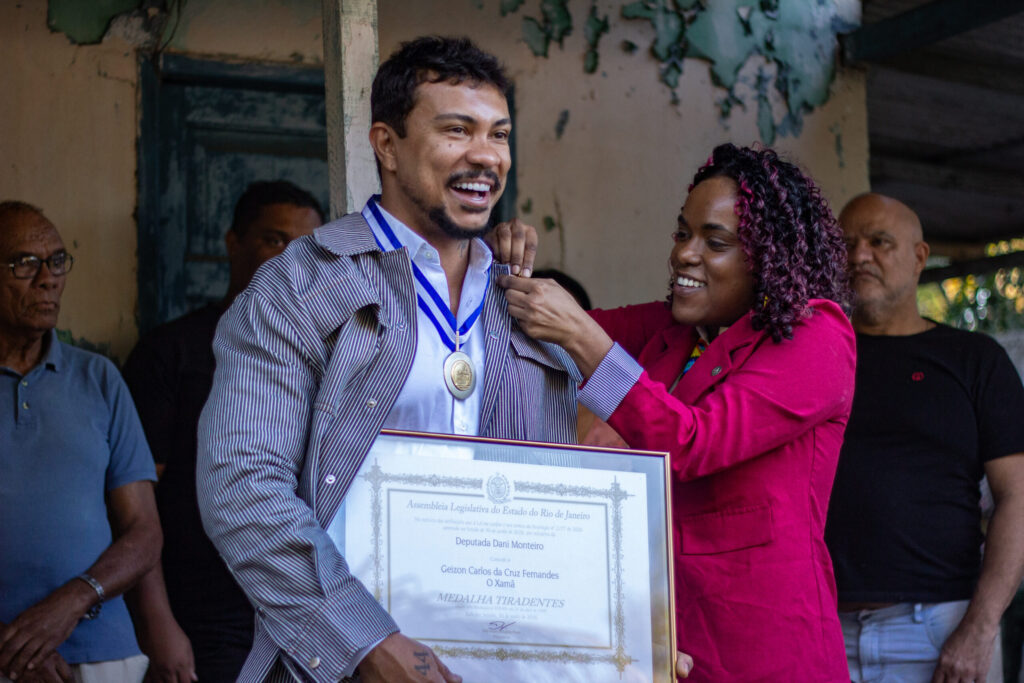 Xamã recebe Medalha Tiradentes em cerimônia com familiares