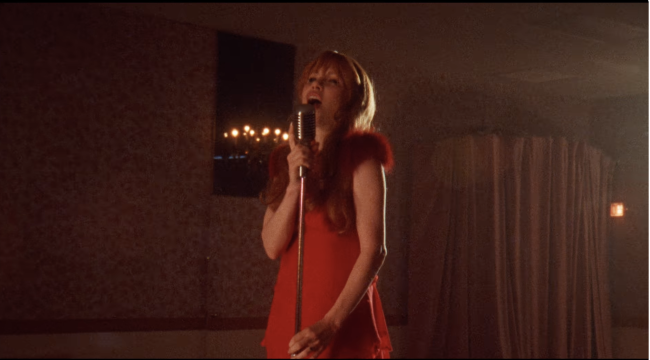 Carly Rae Jepsen quer colocar todo mundo pra dançar em “Don’t Leave Me On The Dance Floor”