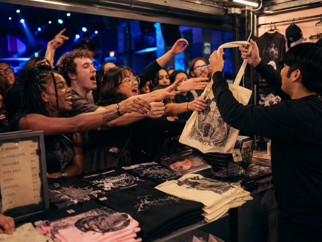Superfãs compram merch