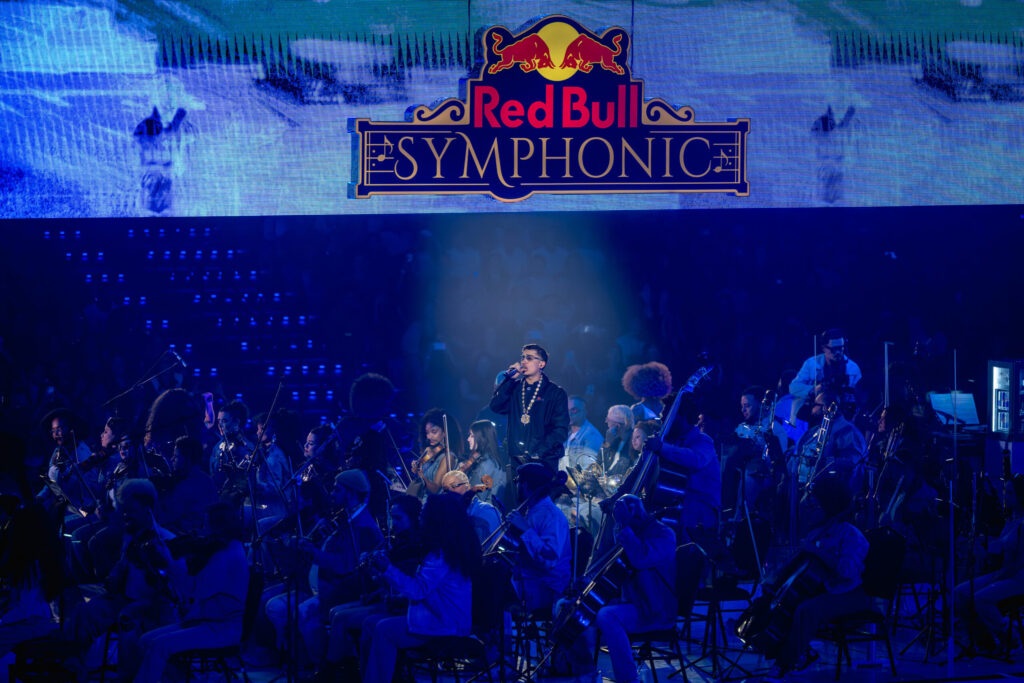 MC Hariel transforma teatro em baile funk no Red Bull Symphonic