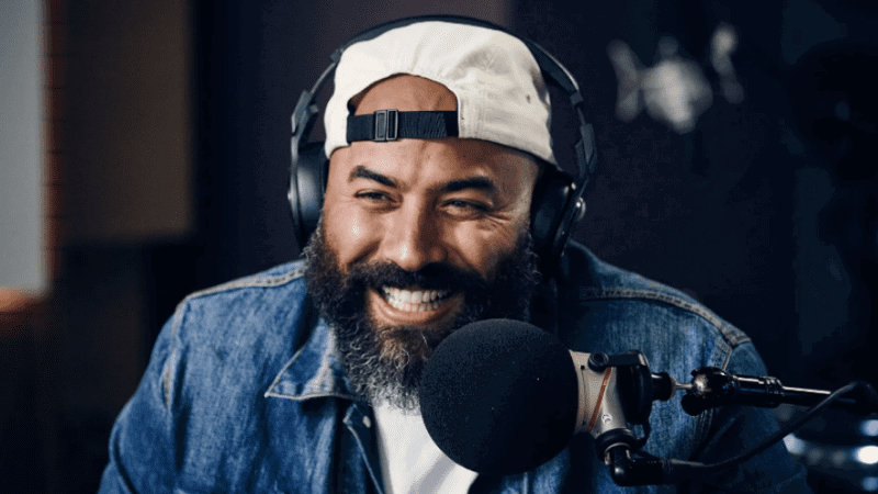 Radialista afirma que Tyga lança hits há 15 anos consecutivos e vira piada nas redes