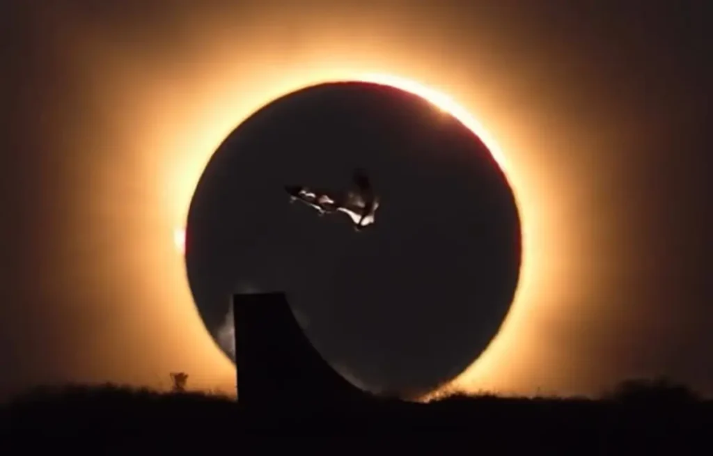 Skatista Danny León faz manobra durante eclipse solar