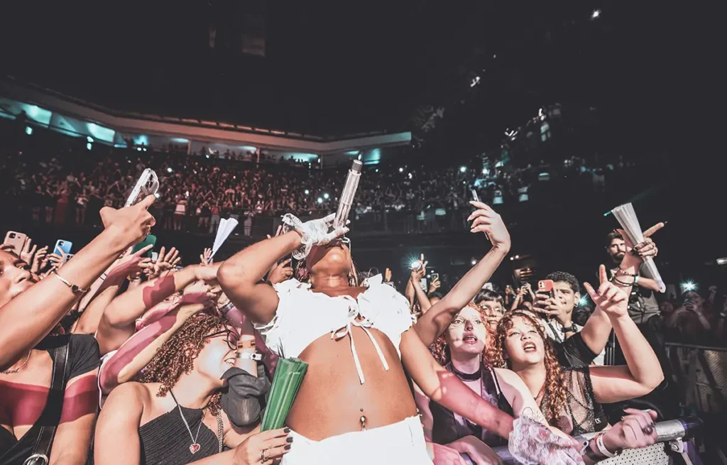 Ebony encerra era “KM2 (De Luxo)” com show sold out no RJ