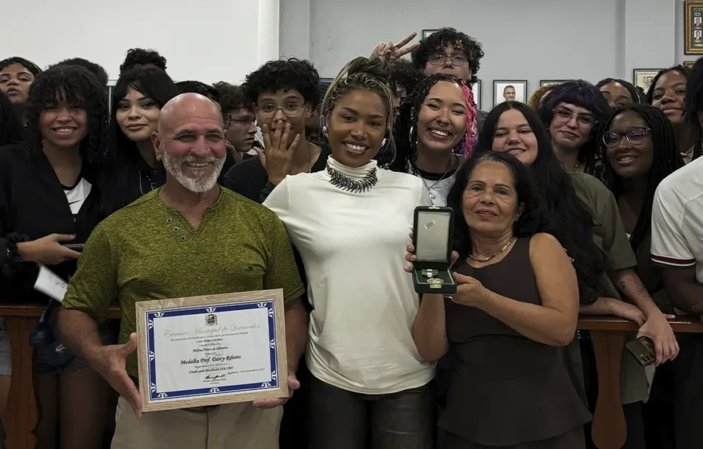 Ebony recebe Medalha Professor Darcy Ribeiro em Queimados