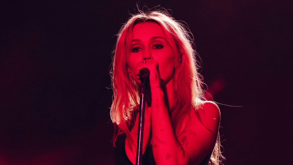 Miley Cyrus rebate críticas após show em Los Angeles: “É difícil para mim”