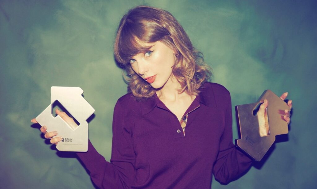 Taylor Swift alcança o topo da parada do Reino Unido pela oitava vez e acumula recordes