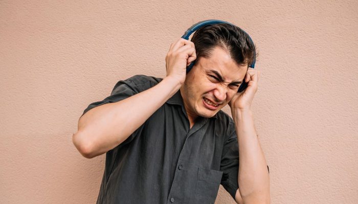 homem ouvindo música, compositor