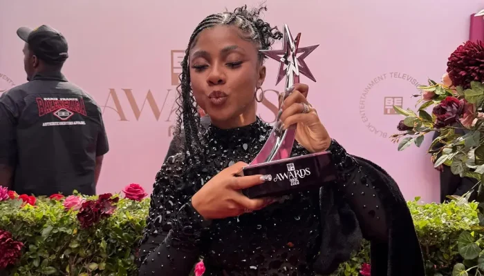 Ajuliacosta conquista prêmio de Melhor Artista Revelação Internacional no BET Awards