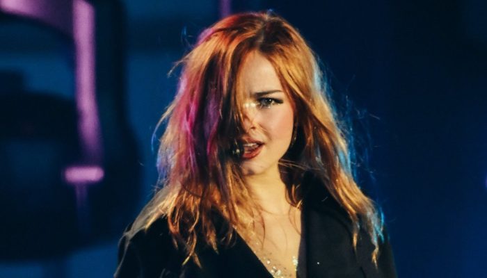 Addison Rae transforma o sonho da estrela pop em realidade no Lollapalooza Brasil