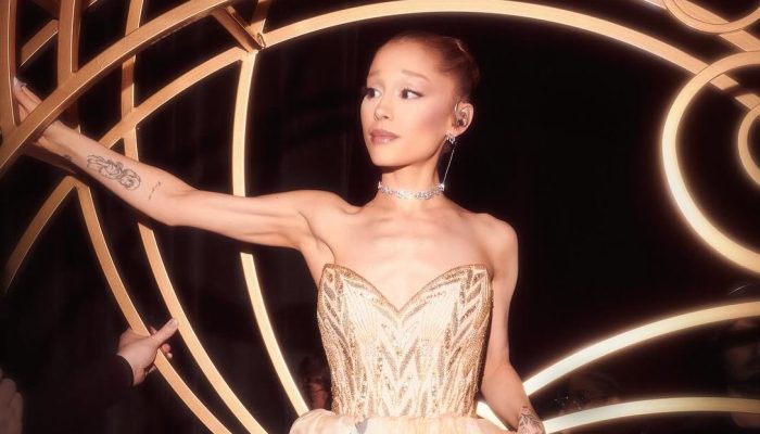 Ariana Grande rebate comentários sobre aparência: “desconfortável e horrível”