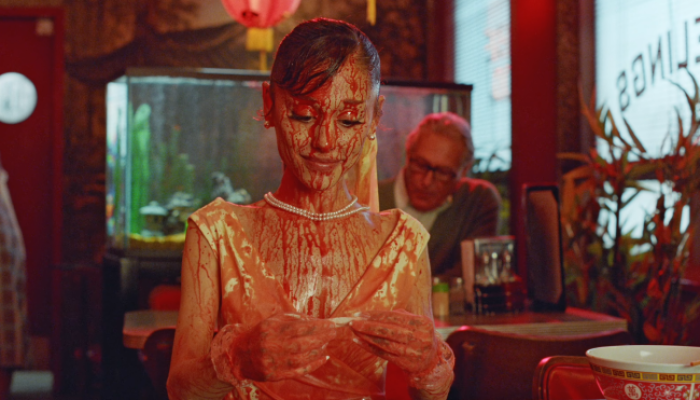 Ariana Grande só quer ser ela mesma e acaba com os críticos no clipe de “petal”