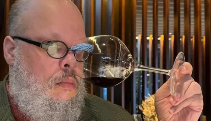 Áudios divulgados apontam insultos de Ed Motta a funcionário e relato de arremesso de cadeira em restaurante do Rio