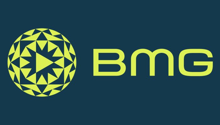 Logotipo da BMG, uma empresa de entretenimento e música, destacando um design moderno em amarelo e azul escuro, ideal para identificação em plataformas digitais.