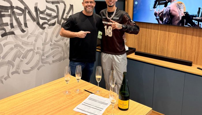 Jaime Costa (General Manager da Believe - Brasil e Portugal) e Ghard na assinatura de contrato - Crédito Divulgação Believe
