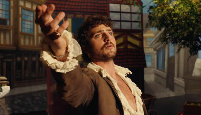 Benson Boone é puro drama no clipe de “The Time of My Life”