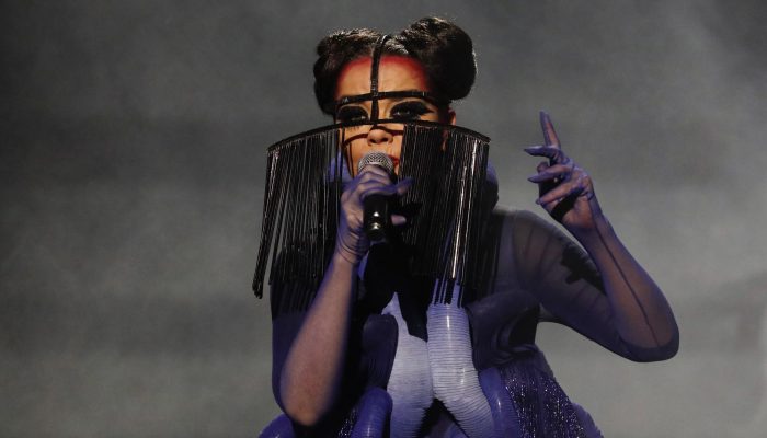 Björk anuncia rave na Islândia durante eclipse solar total