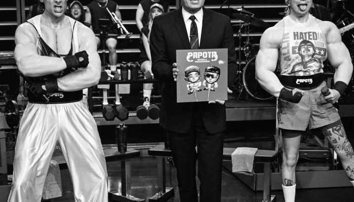 Ca7riel & Paco Amoroso no The Late Show with Jimmy Fallon (Crédito Todd Owyoung)