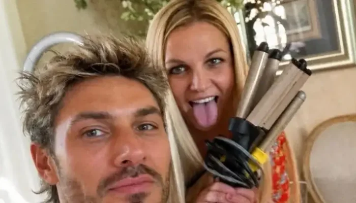 Cabeleireiro Chris Appleton renova visual de Britney Spears e elogia a cantora