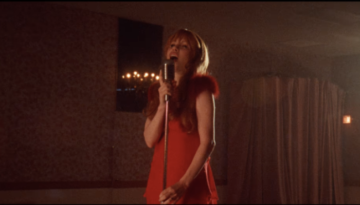 Carly Rae Jepsen quer colocar todo mundo pra dançar em “Don’t Leave Me On The Dance Floor”