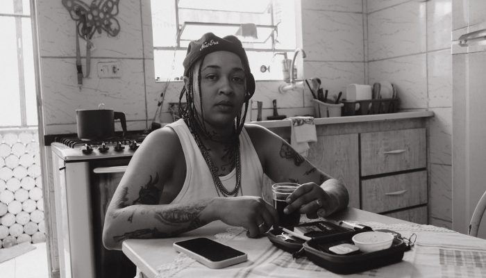 Clara Lima Lança Clipe de 'Bom Dia', Exaltando o Trabalhador da Periferia em São Paulo