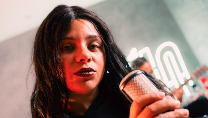 Dayle apresenta versão acústica de “Duro Igual Concreto” no encerramento do projeto Ângulos