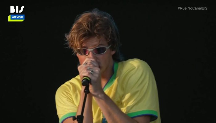 De óculos Juliet e camisa do Brasil, Ruel se joga na plateia e entrega show enérgico no calor de SP