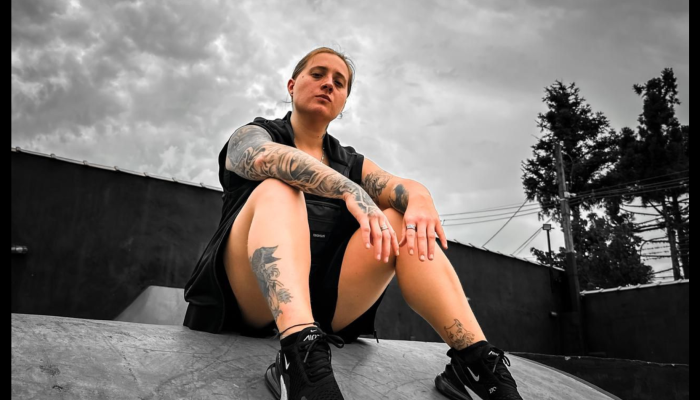 Dhara VK lança “Saudades”, faixa que homenageia suas origens. Confira!