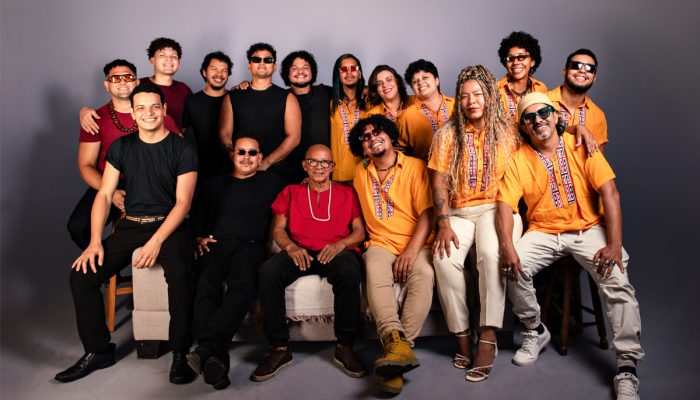 À direita, a Batucada Misteriosa; à esquerda, o Toró Açu, coletivos que fortalecem o carimbó no Festival Psica - Créditos Duda Santana