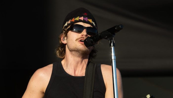 Djo, de “Stranger Things”, assume aura de rockstar em estreia no Brasil