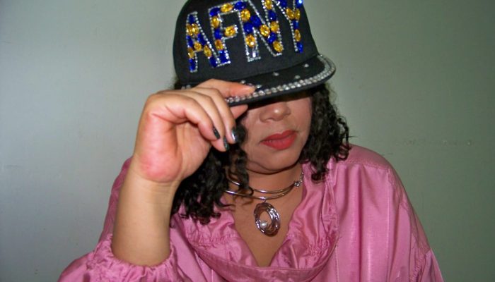 Dona Gi e a Voz que Não se Cala com Letras de Protesto