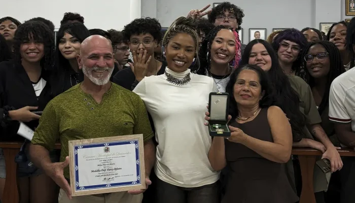 Ebony recebe Medalha Professor Darcy Ribeiro em Queimados