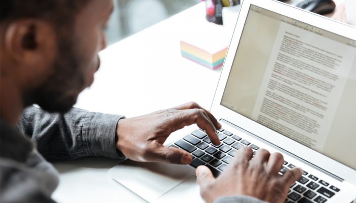 Homem negro lê edital