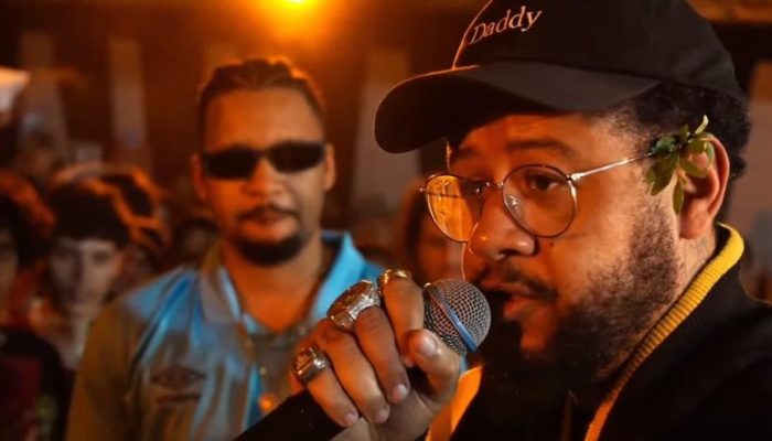 Emicida aparece de surpresa na Batalha da Aldeia, manda freestyle e crava que o hip hop segue vivo