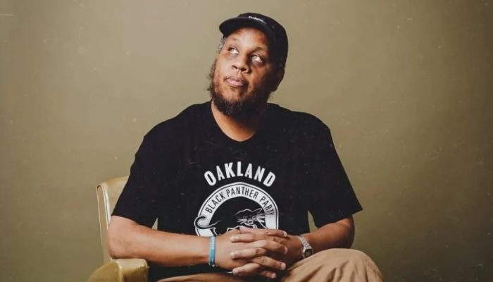 Entre checkpoints e novos começos, Kamau refina sua busca no EP "4F"