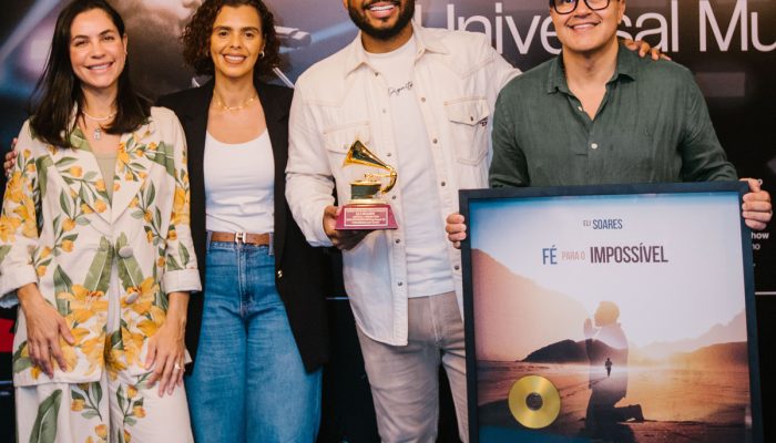 Késia Soares, esposa de Eli; Renata Cenízio gerente de A&R da UMCG; Eli Soares; e Paulo Lima, presidente da Universal Music Brasil (Crédito: Mavi Tinoco)